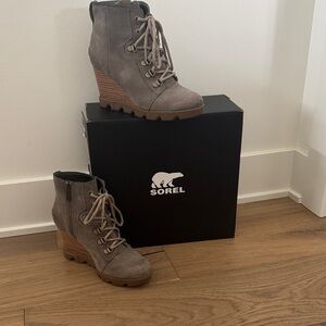 Sorel Women's Gray Lace-Up Wedge Boots